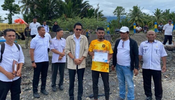 Wabup Halsel Perhatikan Nelayan Gane, Berikan Bantuan Bodi Viber