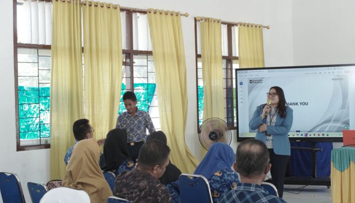 Pemkab Halteng “Paksa” Pelajar Melek Finansial, Program KEJAR Dibongkar di SMPN 5 Wairoro