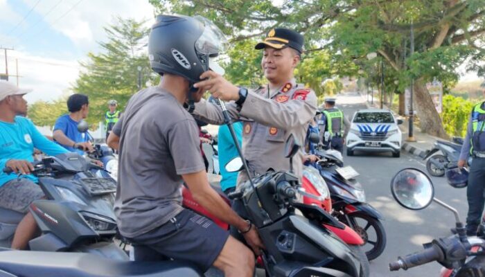 Polres Halteng Perkuat Budaya Tertib Lalu Lintas Lewat Pembagian Helm Gratis