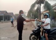 Peduli Kesehatan Warga Haltim, Kriston Batawi Bagikan Ratusan Masker