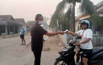 Peduli Kesehatan Warga Haltim, Kriston Batawi Bagikan Ratusan Masker