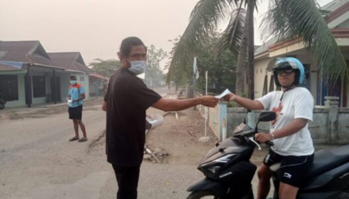 Peduli Kesehatan Warga Haltim, Kriston Batawi Bagikan Ratusan Masker
