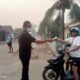 Peduli Kesehatan Warga Haltim, Kriston Batawi Bagikan Ratusan Masker